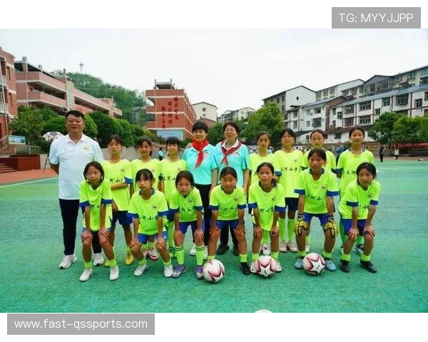 足球场上的矮个子女球星们凭借实力征服绿茵，展现独特魅力