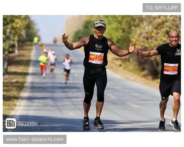 足球巨星健美形象卡通化设计展示个性与力量结合的独特魅力